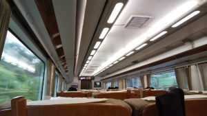 スーパーはくとに乗っています。